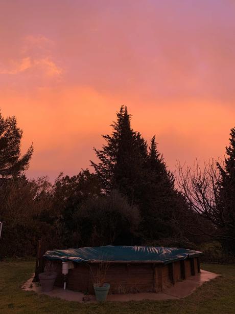Ciel de flammes et arc en ciel dans le Gard