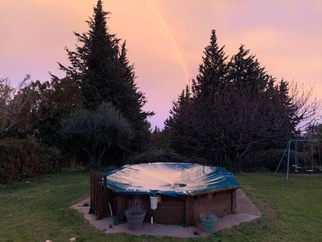 Ciel de flammes et arc en ciel dans le Gard