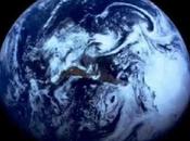 point bleu dans vide..."