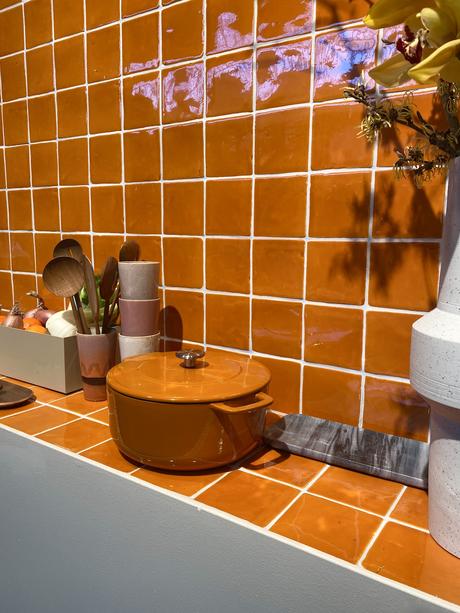 cuisine carrelage orange terracotta carré zellige design traditionnel
