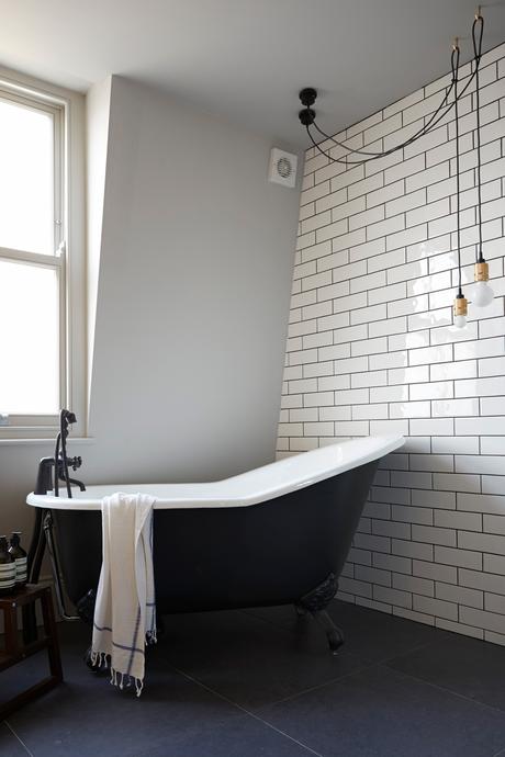 maison de ville à londres salle de bain baignoire noire faïence carreaux de ciment blanc robinet noir - blog déco - clemaroundthecorner