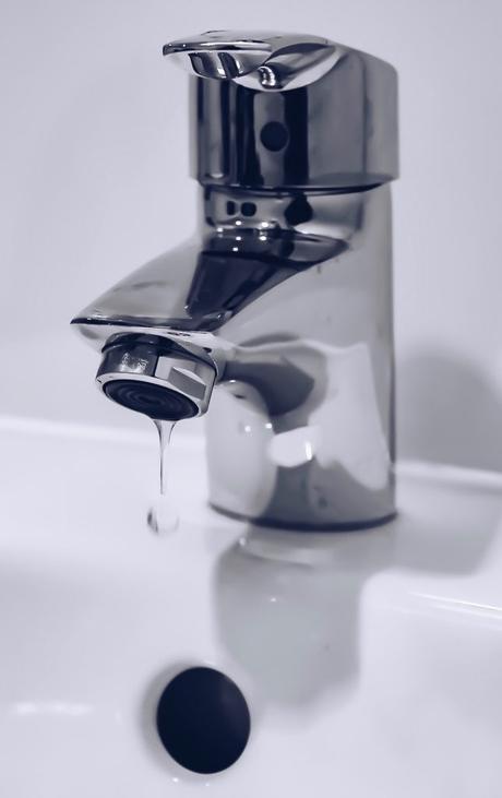 Recettes de cosmétique bio DIY et gestes à adopter dans la salle de bain robinet robinetterie chromée salle de bain lavabo évier goutte eau régulateur d eau économisateur mousseur économie réducteur débit - blog déco - clem around the corner