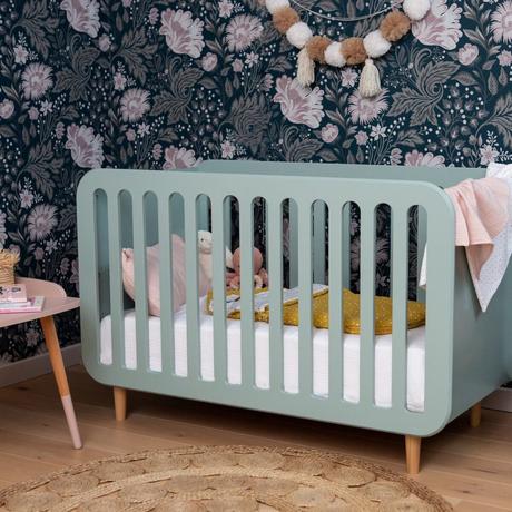 chambre bébé tapis rond lit barreaux vert pastel mur papier peint fleur bleu rose - blog déco - clem around the corner
