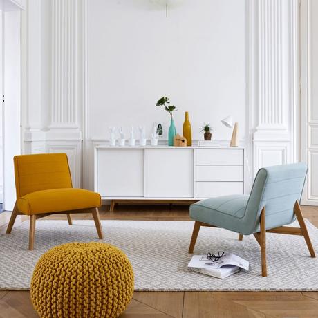 salon blanc fauteuil jaune moutarde bleu clair scandinave pouf tricot