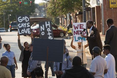 Affiche US pour le drame Burden signé Andrew Heckler