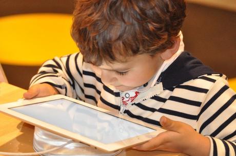 enfant jouant sur une tablette