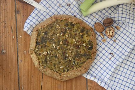 Cuillère et saladier : Tarte rustique aux poireaux, moutarde à l'ancienne et noix (vegan)