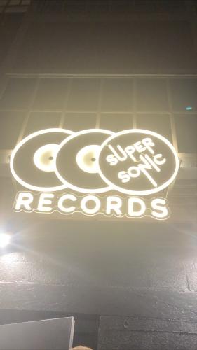 La foule des grands jours pour l’ouverture de Supersonic Records à Paris 12