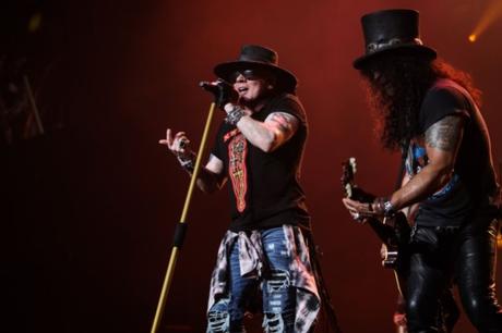 GUNS N 'ROSES' Patience 'en vedette dans l'annonce SUPER BOWL de la bière artisanale SAINT ARCHER