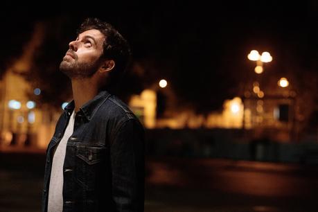 Bleu, le nouvel album de Bastien Lanza se dévoile avec le clip de Viens