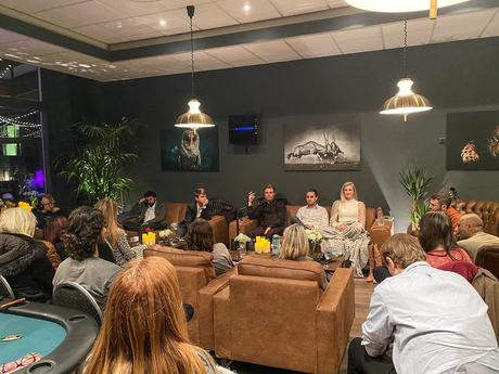 L’image contient peut-être : 3 personnes, personnes assises et intérieur