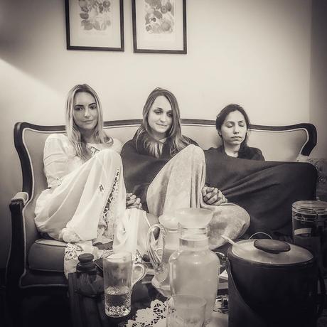 L’image contient peut-être : 3 personnes, personnes assises, table et intérieur