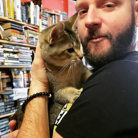 Dans cette librairie, vous pouvez acheter un livre ET adopter un chaton