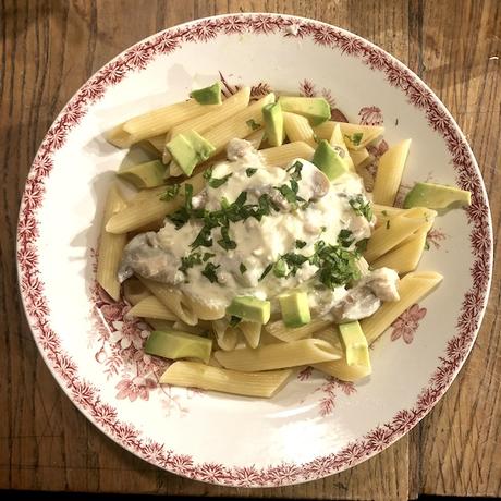 pâtes à la sauce Alfredo au poulet et avocat