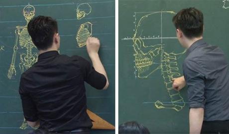 Cet éducateur utilise des compétences extraordinaires en dessin au tableau noir pour enseigner l’anatomie aux élèves