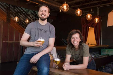 Alex (à droite) et Gregory Zobel, fondateurs de Armistice Brewing Company, sont vus le 4 février 2020 à Richmond, en Californie. Ils se spécialisent dans les styles populaires comme les IPA et les bières anglaises traditionnelles. Photo: Blair Heagerty / SFGate