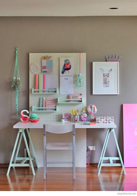 Retour des hackers avec l’étagère Ikea BEKVÄM étagère Ikea bois bureau chambre enfant turquoise rose violet parquet jouet - blog déco - clem around the corner