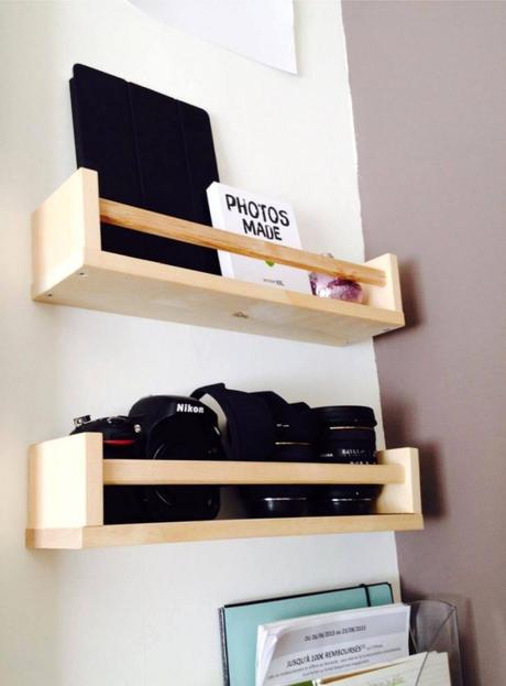 Retour des hackers avec l’étagère Ikea BEKVÄM étagère Ikea bois rangement appareil photo noir livre salon - blog déco - clem around the corner