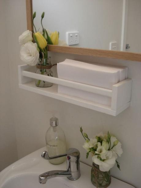étagère Ikea bois salle de bain pot de fleur blanche - blog déco - clem around the corner