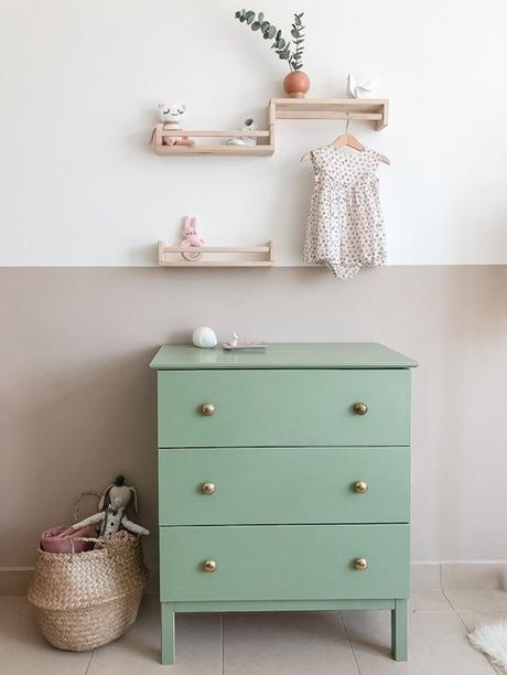 Retour des hackers avec l’étagère Ikea BEKVÄM Ikea bekvam hack bois chambre enfant pastel doux meuble verte panier osier - blog déco - clem around the corner