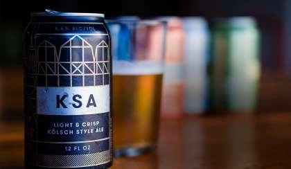 La KSA, ou bière de style Kolsch, est la bière signature de Fort Point Beer Co.