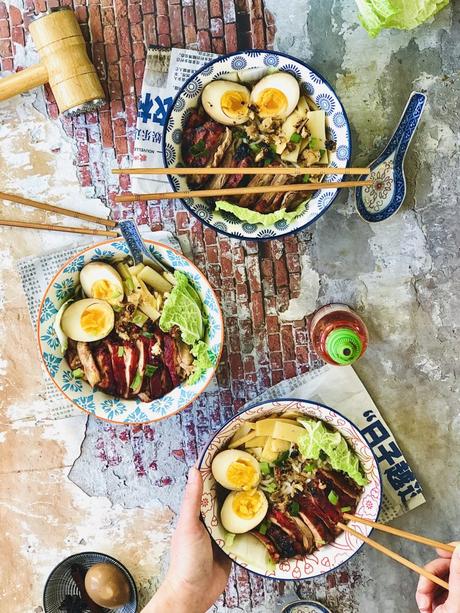 Ramen au poulet chassive ou char siu, oeuf mariné et chou chinois et éclat de chips de couenne grillée : une recette inspirée de Jamie Oliver !
