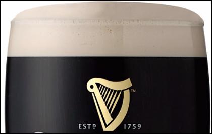 Quel est le nom de cette bière irlandaise noire garnie de mousse blanche?