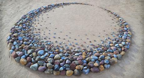 Cet artiste crée de superbes motifs avec des pierres à la plage et il trouve cela très thérapeutique (20 images)