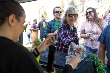 Craft beer – La bière, le lancer de hache et les aliments pour petit-déjeuner ont fait du Logger Fest un succès – Orange County Register
 – Bière noire