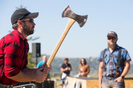 Craft beer – La bière, le lancer de hache et les aliments pour petit-déjeuner ont fait du Logger Fest un succès – Orange County Register
 – Bière noire