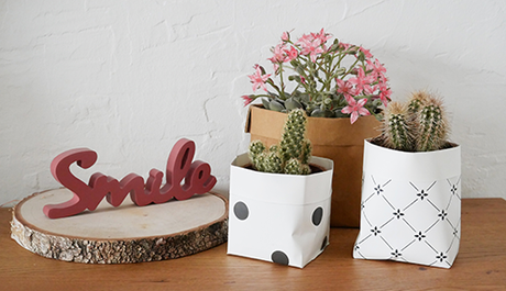 20 idées pour un cache-pot DIY cache pot diy bois papier peint récupération point noir palette ronde bois - blog déco - clem around the corner