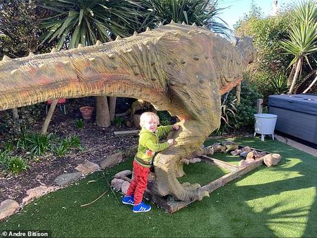 Par erreur, un père offre un dinosaure de 6 mètres à son enfant