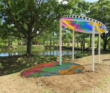Daniel Buren l’attrape – soleil aux quatre couleurs