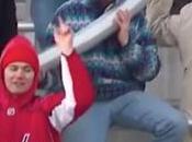 Bière artisanale fans créent long serpent tasses bière s’étendant rangées lors (VIDEO) brune