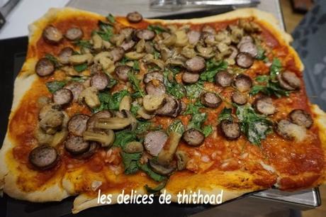 Pizza andouille , champignons, épinards Pizza andouille , champignons, épinards