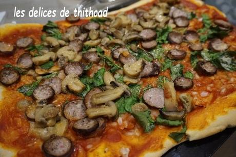 Pizza andouille , champignons, épinards