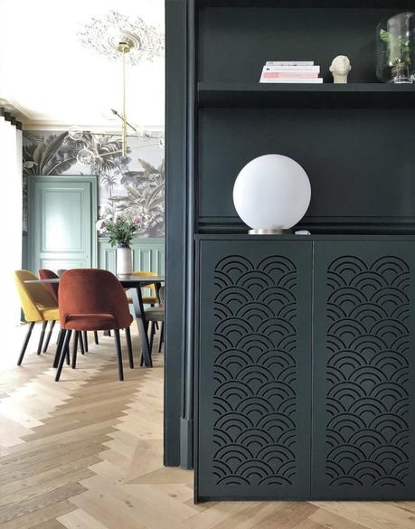 maison haussmannienne meuble noir motif article déco  lampe boule coffrage vieux radiateur design - blog architecture intérieure clemaroundthecorner