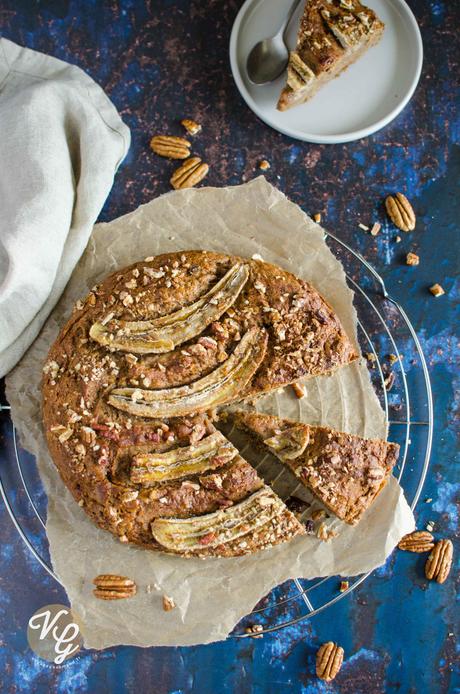 Gâteau vegan à la banane et aux noix de pécan