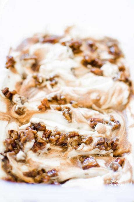 Crème glacée coco-vanille, éclats de noix de pécan et caramel végétal à la fleur de sel (Vegan & IG bas)