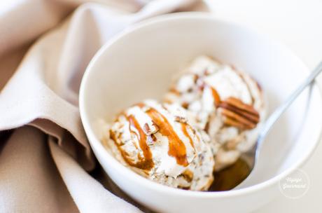 Crème glacée coco-vanille, éclats de noix de pécan et caramel végétal à la fleur de sel (Vegan & IG bas)