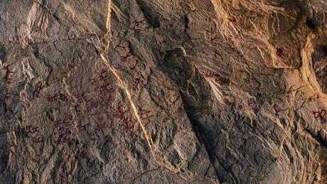 Une ancienne grotte remplie de peintures rupestres vieilles de 10000 ans découverte en Egypte Une ancienne grotte remplie de peintures rupestres vieilles de 10000 ans découverte en Egypte