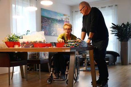 Cette grand-mère utilise des LEGO pour aider les personnes handicapées