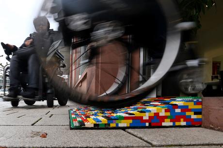 Cette grand-mère utilise des LEGO pour aider les personnes handicapées