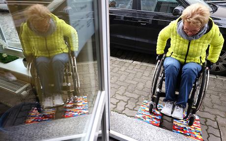 Cette grand-mère utilise des LEGO pour aider les personnes handicapées Cette grand-mère utilise des LEGO pour aider les personnes handicapées