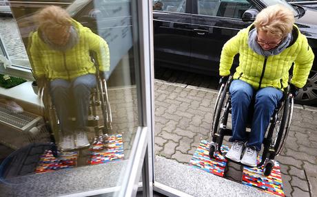 Cette grand-mère utilise des LEGO pour aider les personnes handicapées