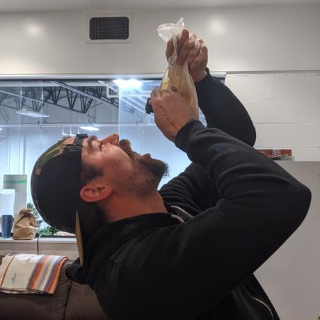 Brad Tomlinson de Jackknife Brewing est un grand fan du format bag-in-box pour les bières aigres vieillies en bois. P