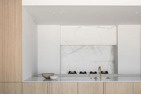 Une décoration épurée et élégante qui mise sur le bois, le marbre et le terrazzo