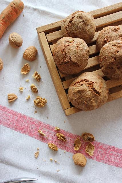 Cuillère et saladier : Petits pains aux noix et aux carottes