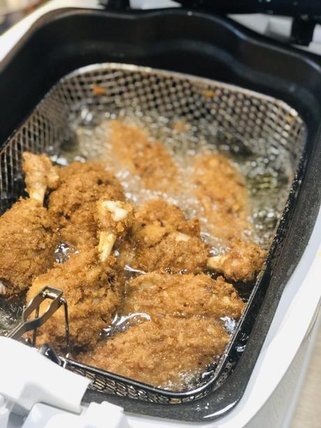 « Poule frire » : Ailes de poulet frites panées à la chapelure de pain à la Mauricienne !