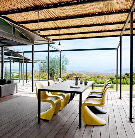 chaise panton jaune design iconique outdoor terrasse bois toit osier poutre métallique clemaroundthecorner
